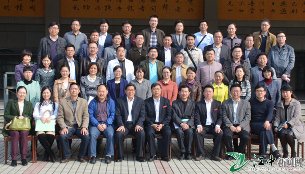 培训班上,博士生导师龚千锋教授,研究生院党委书记兼院长章新友