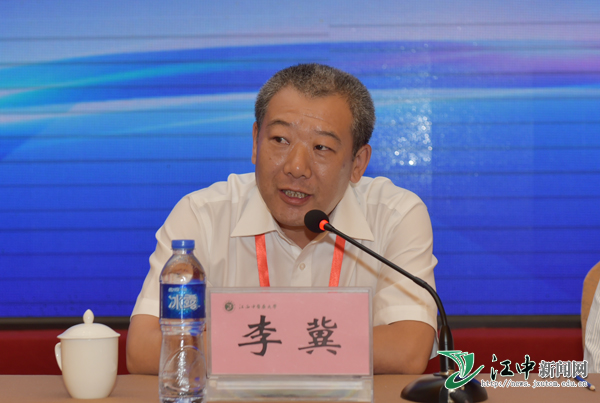 方剂分会主任委员,黑龙江中医药大学副校长李冀教授出席大会.