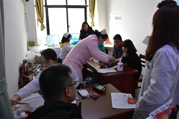 正在采血(宋鑫 摄)