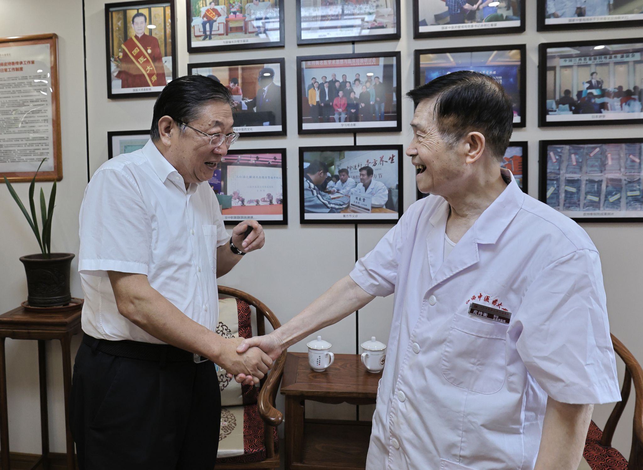 省政府党组成员秦义看望国医大师皮持衡教授