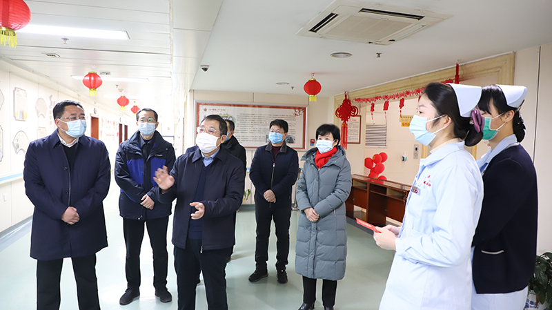 学校领导看望慰问附属医院春节值班值守人员
