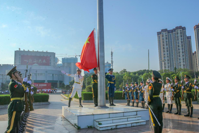 江西中医药大学:国旗下的思政课
