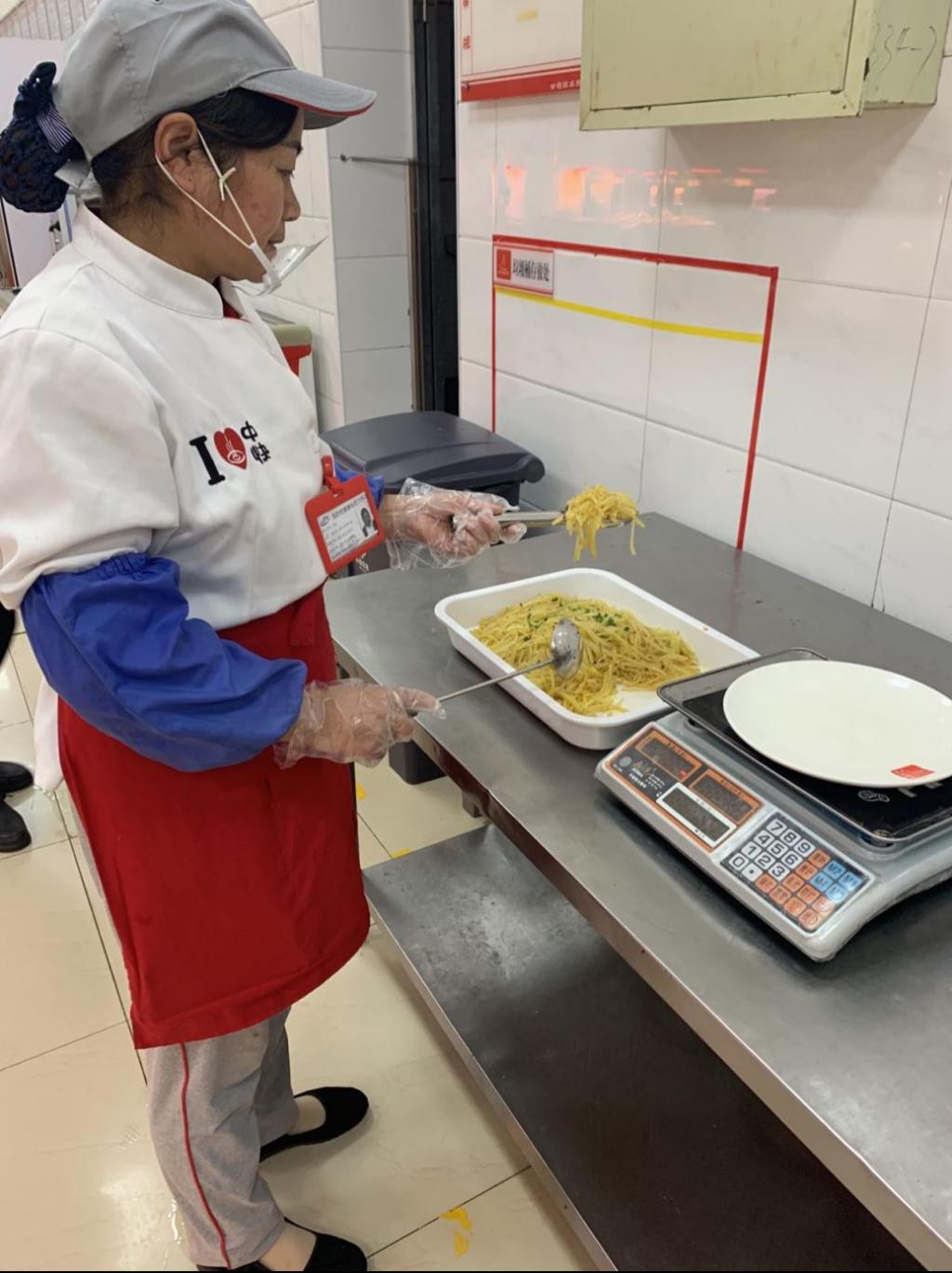 饮食中心组织开展食堂定量打菜技能培训