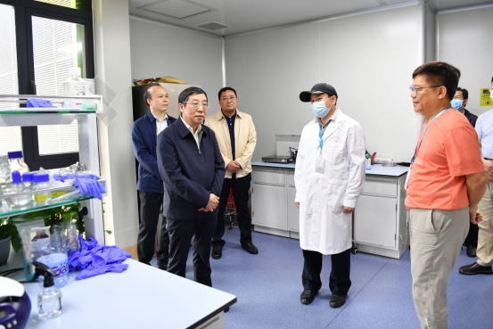 教授韩平畴以及科技工作者,党委副书记赵恒伯,副校长陈焕文参加调研