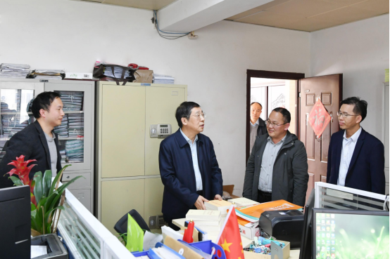 【主题教育】党委书记徐兰宾以“四不两直”方式调研辅导员工作