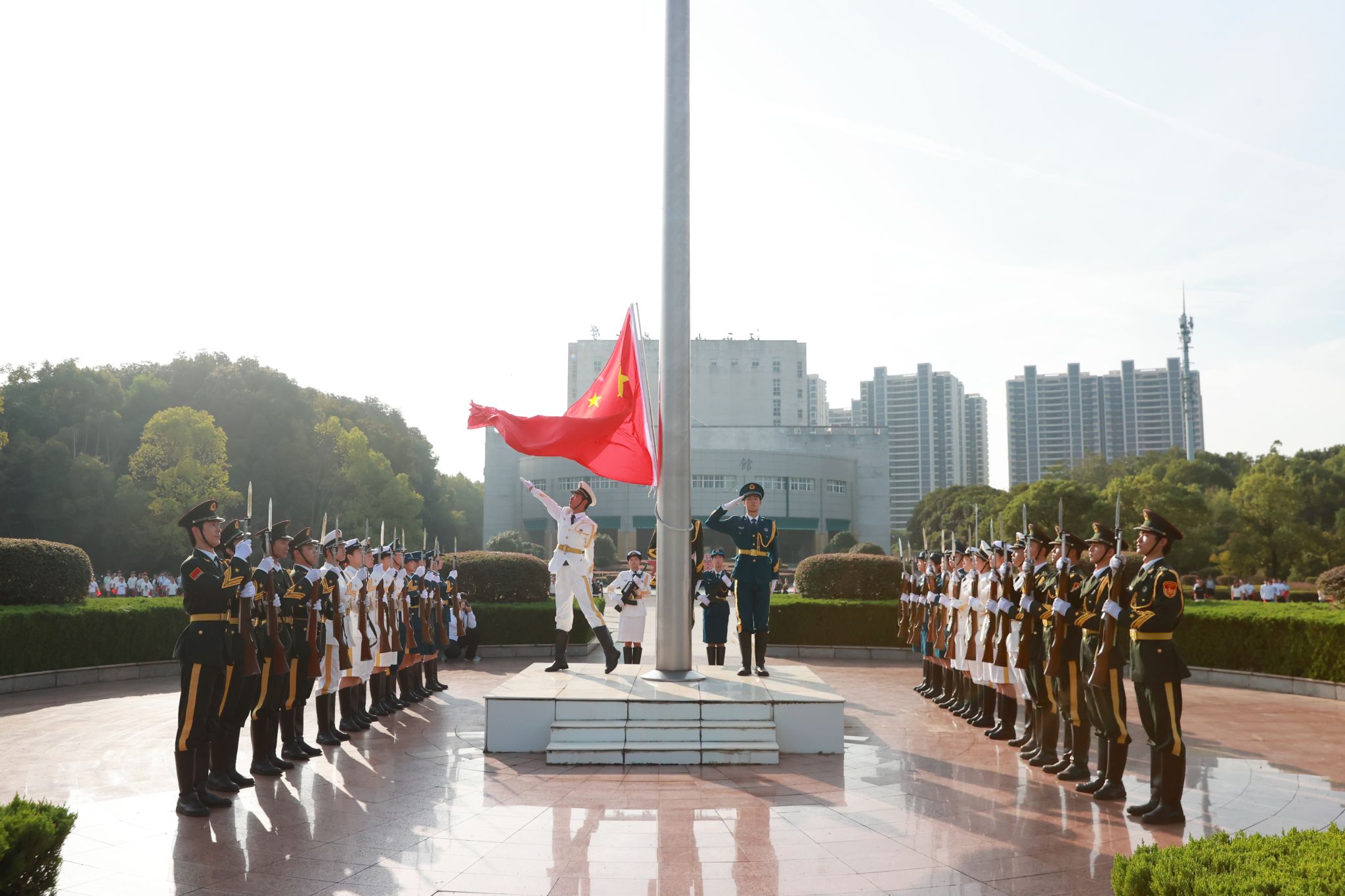 学校举行国庆升国旗仪式