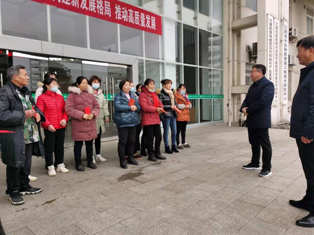 严小军慰问除夕后勤在岗员工