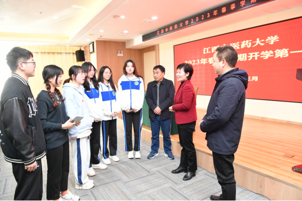朱卫丰为全校学生讲授“开学第一课”