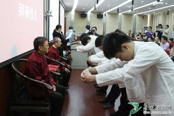 (张安然 摄)拜师仪式现场.