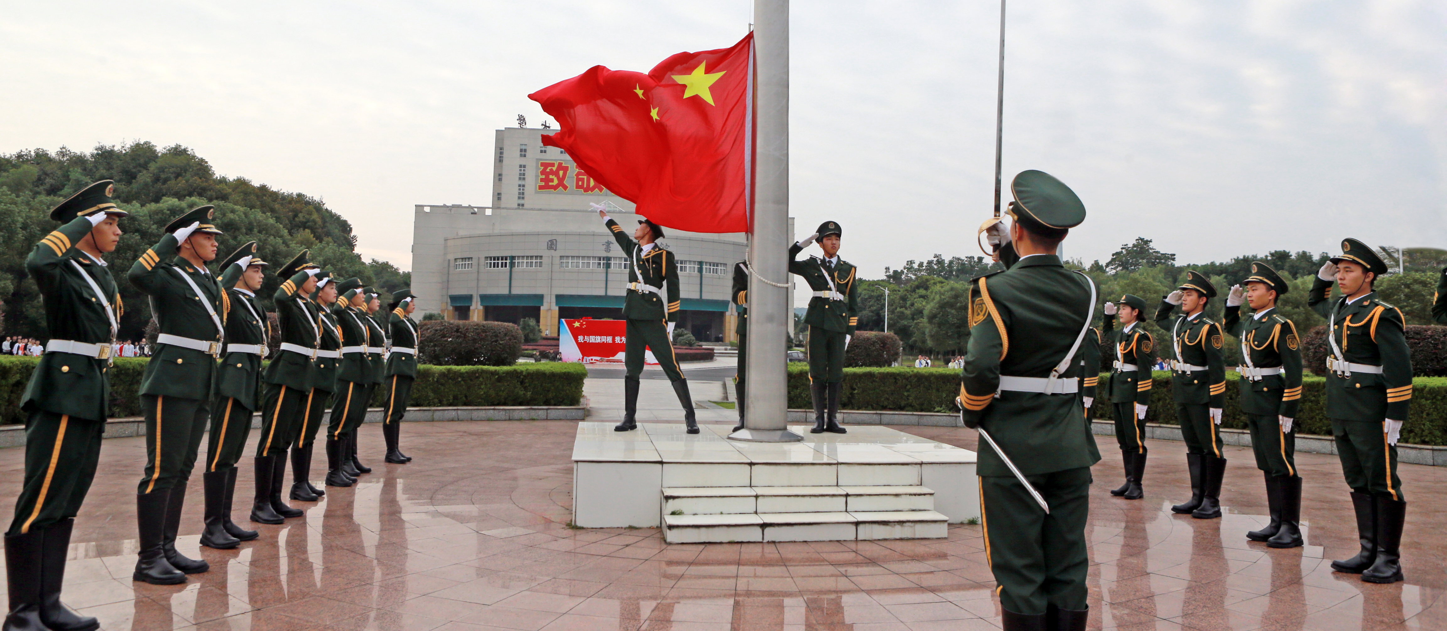 我校隆重举行国庆升国旗仪式